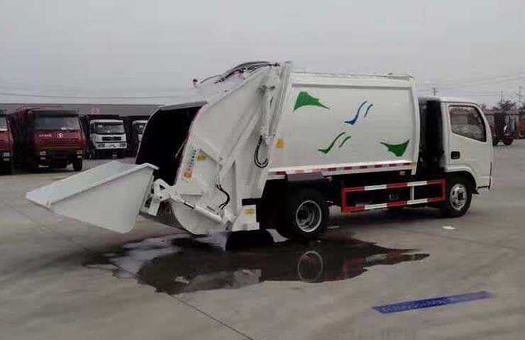 东风小霸王压缩式垃圾车