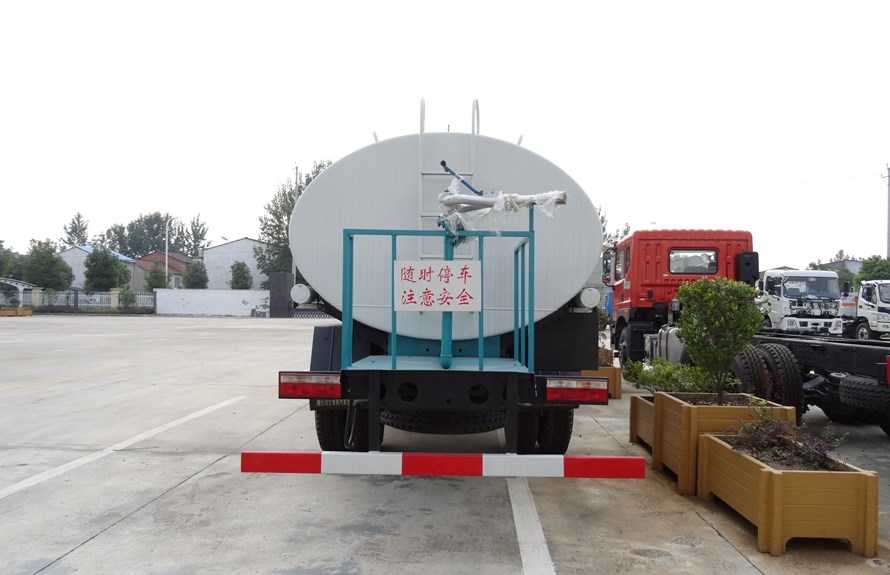 东风小三轴20吨洒水车